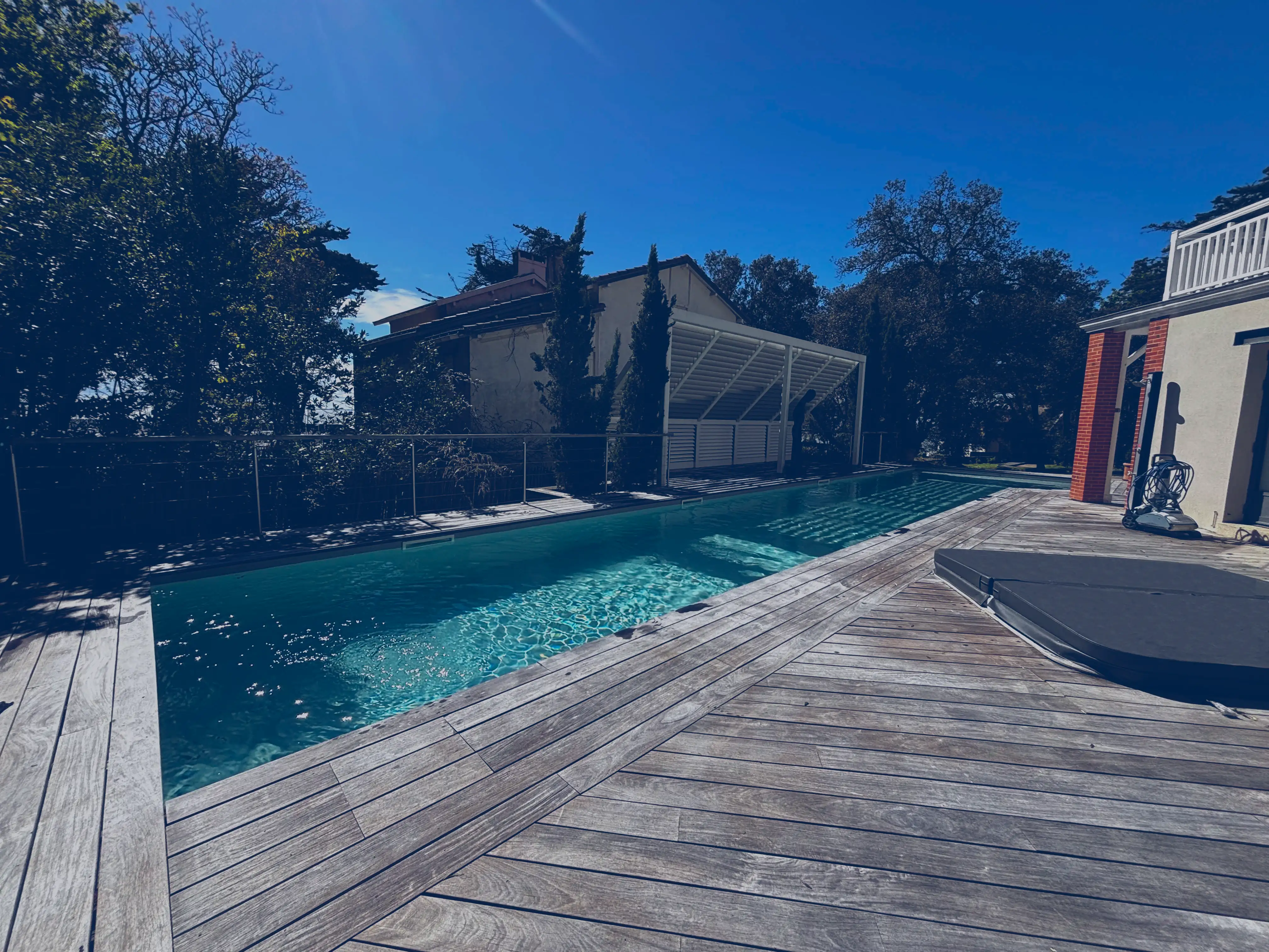 Piscine moderne construite par Pornic Piscines à Pornic