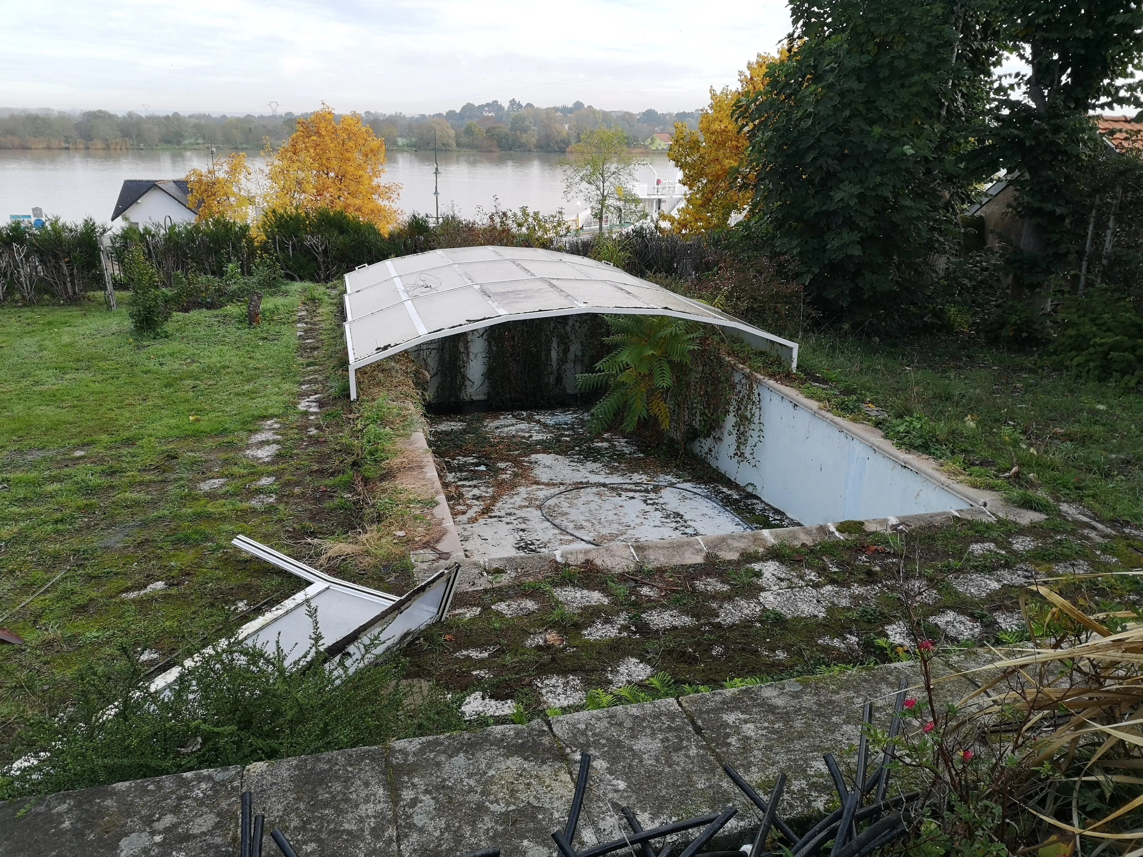 Piscine abandonnée avant rénovation