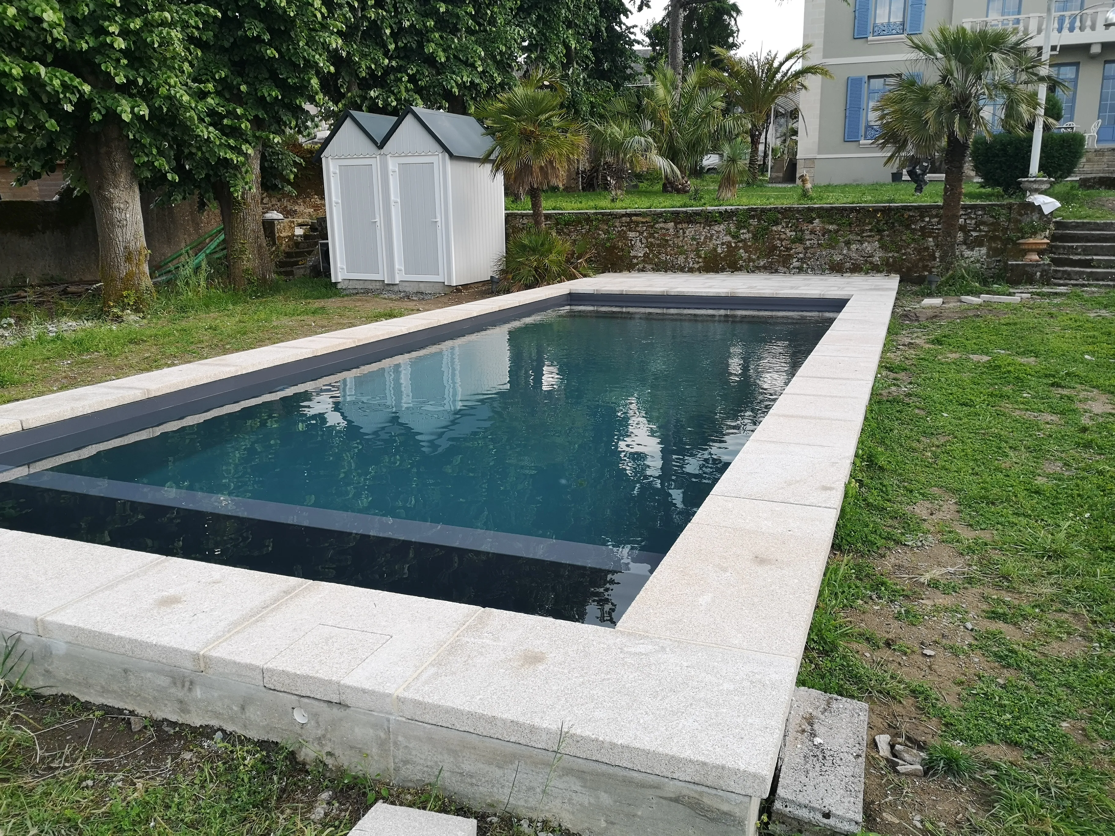 Remplissage progressif et bridage des pièces