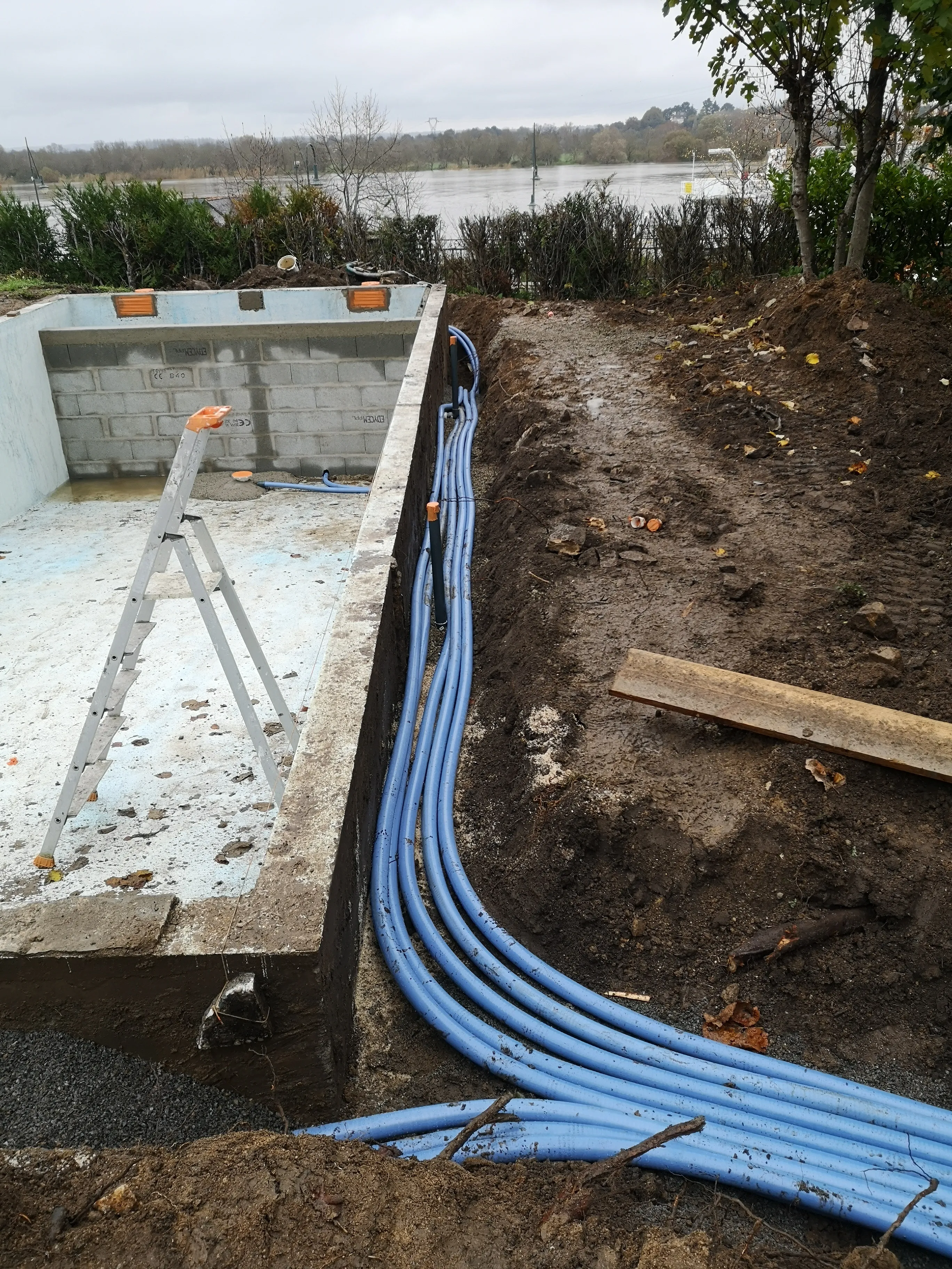 Installation des canalisations vers le local technique