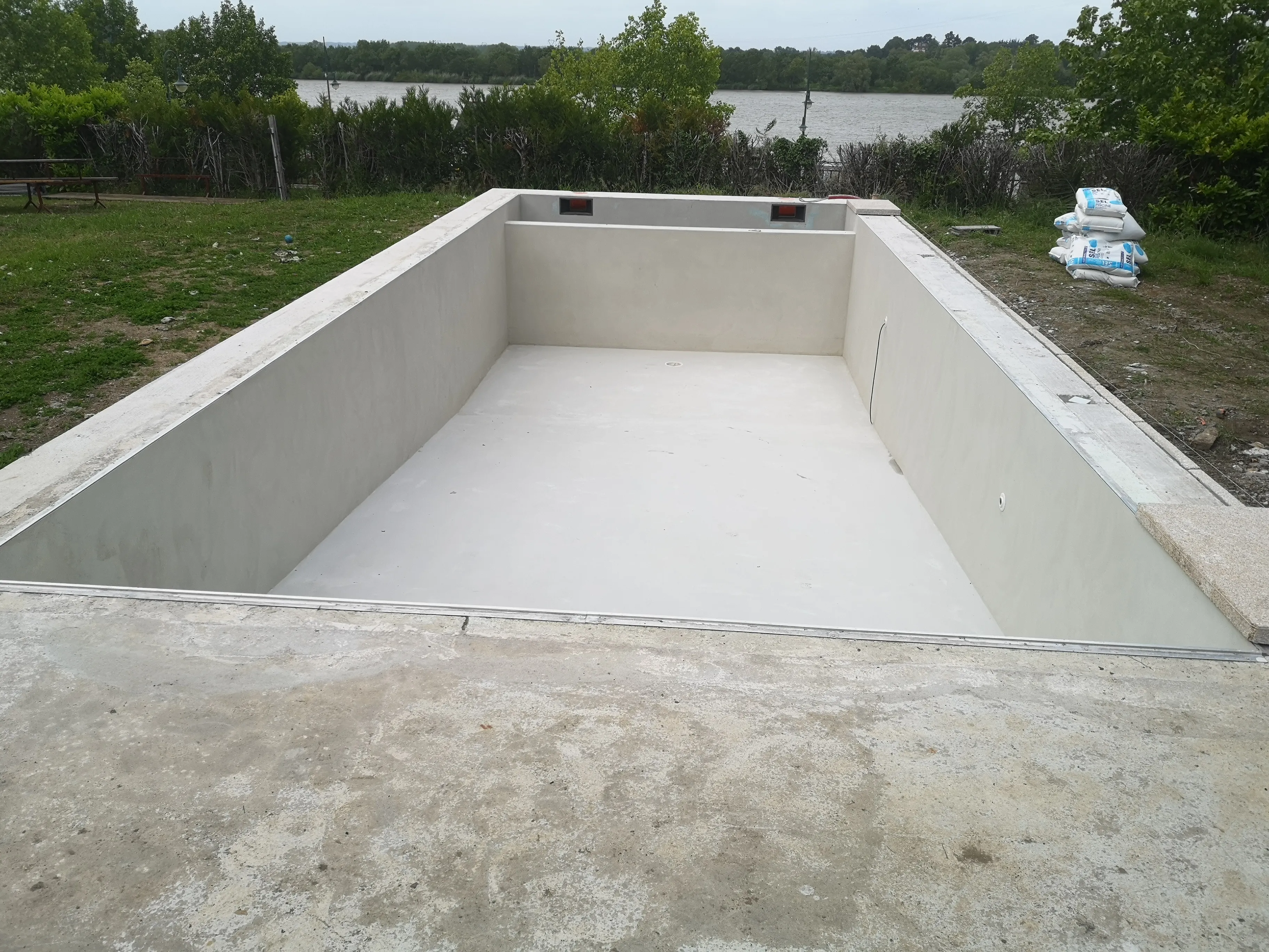 Enduits et ragréage du fond de bassin