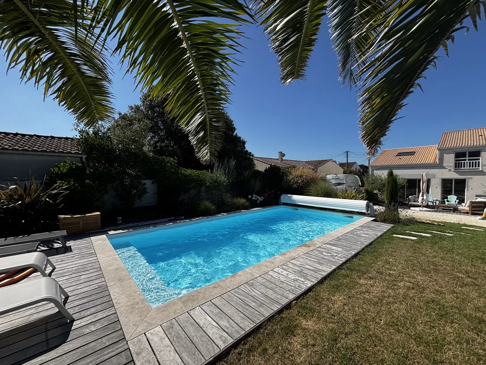 Piscine avec palmiers réalisée par Pornic Piscines