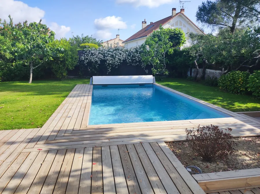Piscine dans jardin arboré par Pornic Piscines