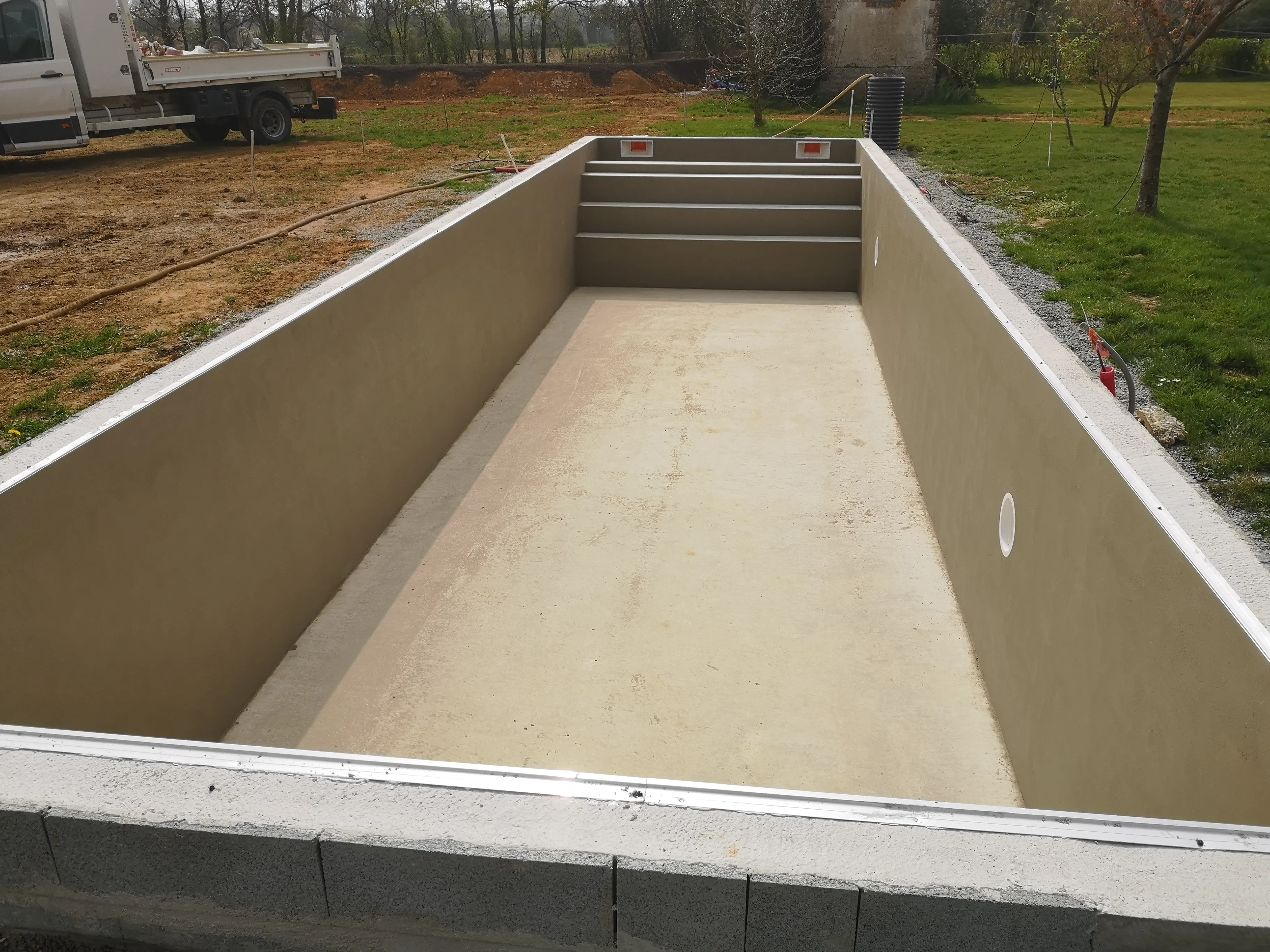 Maçonnerie traditionnelle pour piscine sur mesure