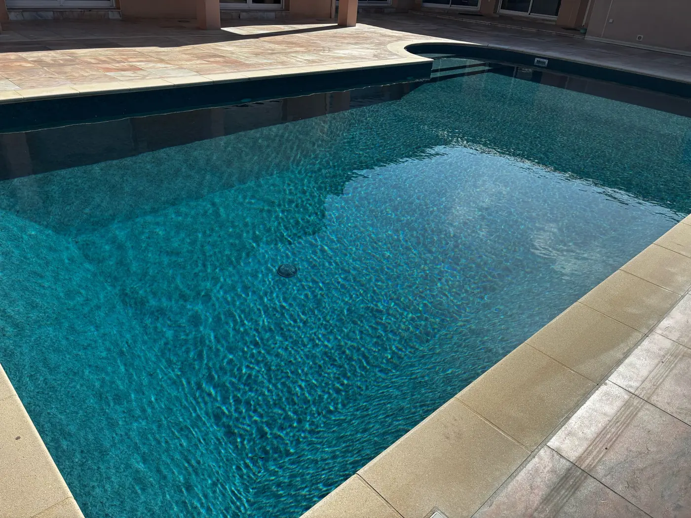 Le même bassin en PVC armé vert texturé, rempli d'une eau turquoise