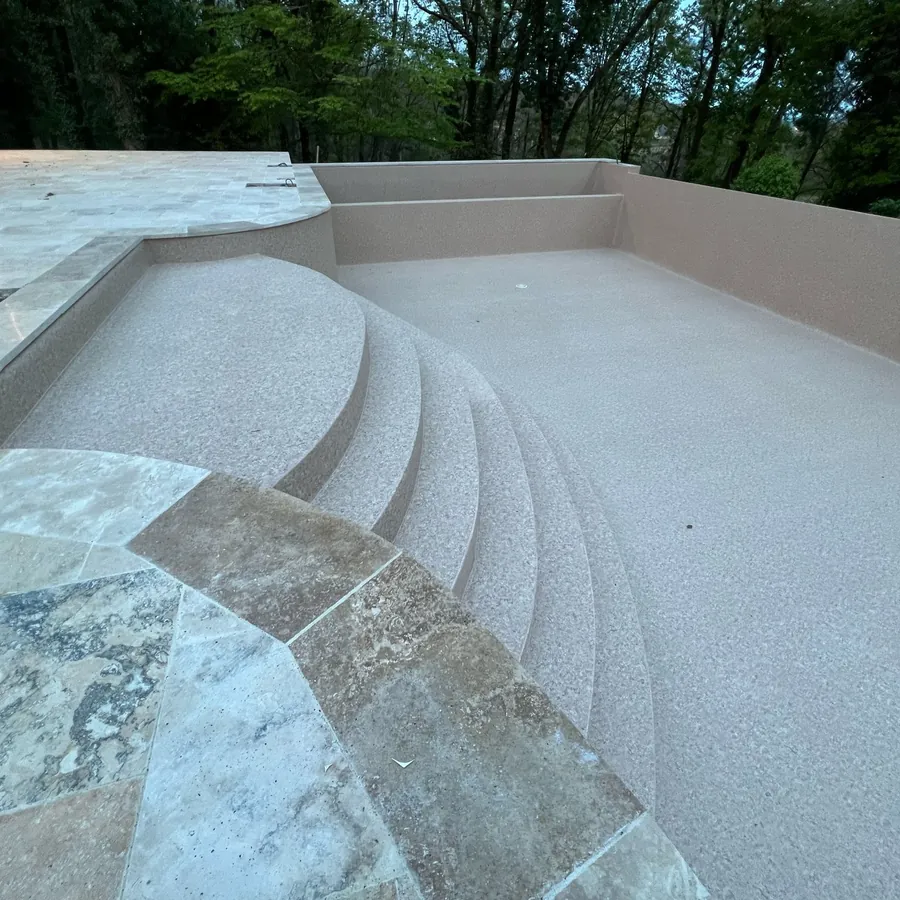 Détail d'un bassin habillé de PVC armé gris clair