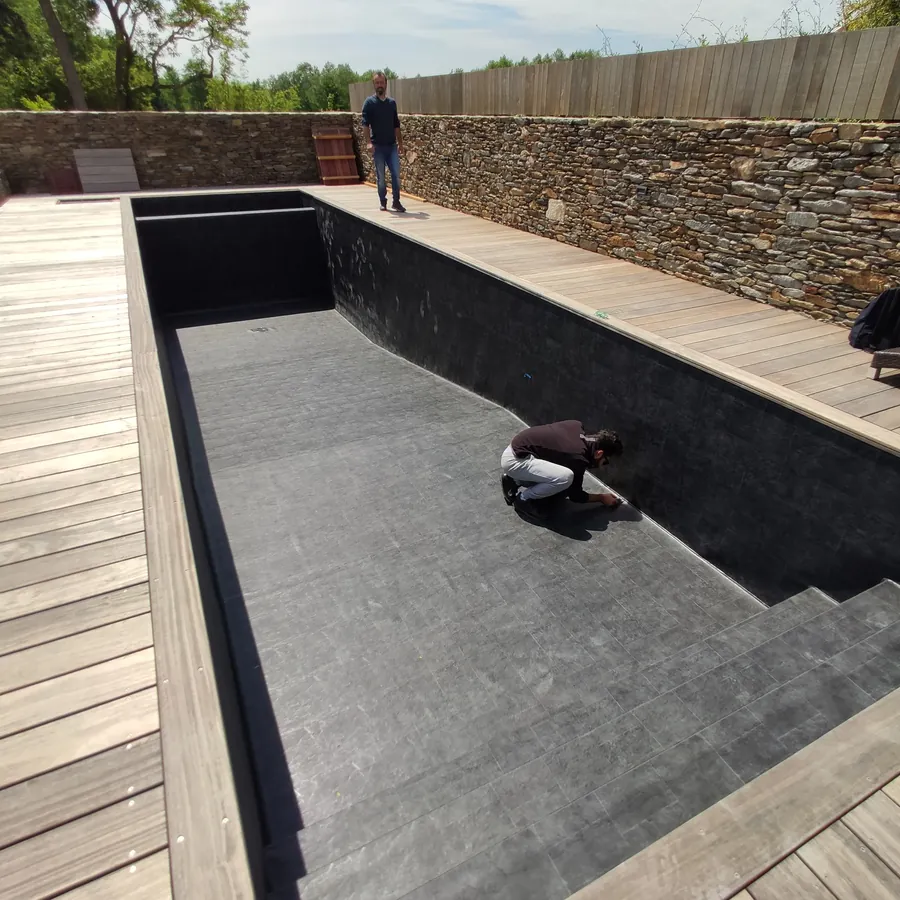 Artisan Pornic Piscines soudant la membrane PVC armé dans un bassin