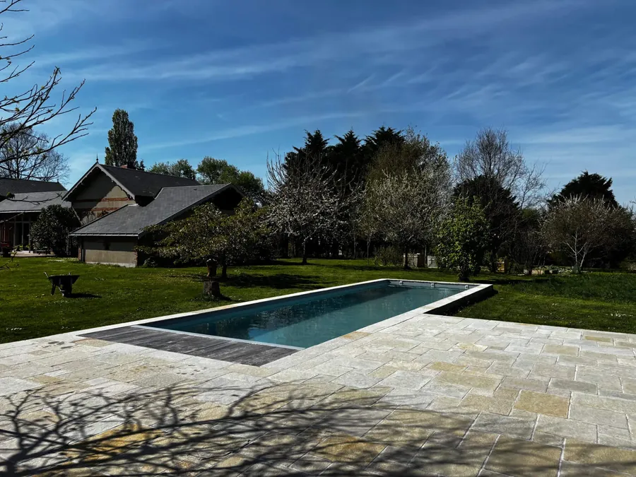 Piscine construite par Pornic Piscines vue d'ensemble