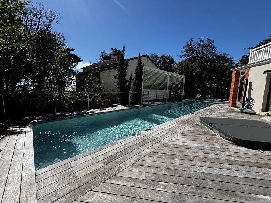 Piscine contemporaine avec pergola réalisée par Pornic Piscines