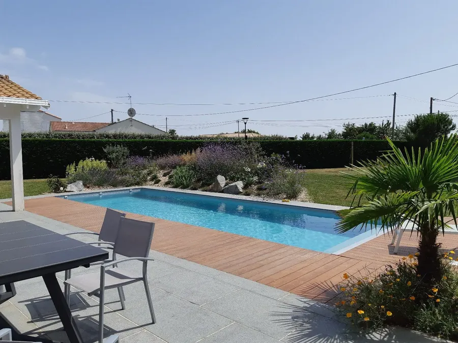 Piscine longue avec terrasse construite par Pornic Piscines