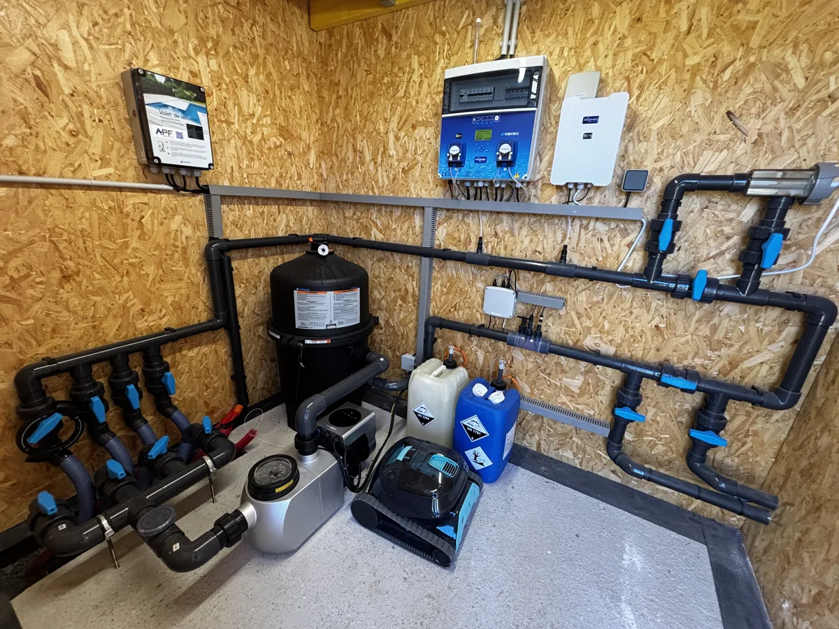 Local technique équipé par Pornic Piscines avec une régulation Klereo