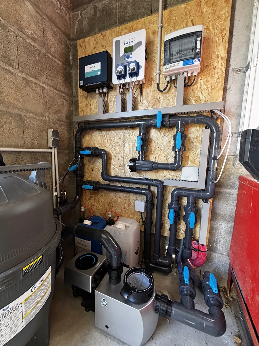 Local technique de piscine entretenu par Pornic Piscines : filtration, régulation Klereo et coffret électrique