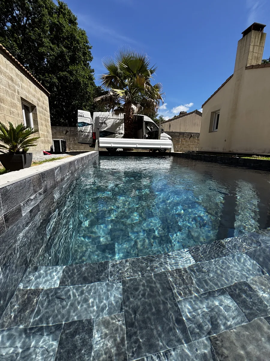 Piscine prête pour la saison, entretenue par Pornic Piscines