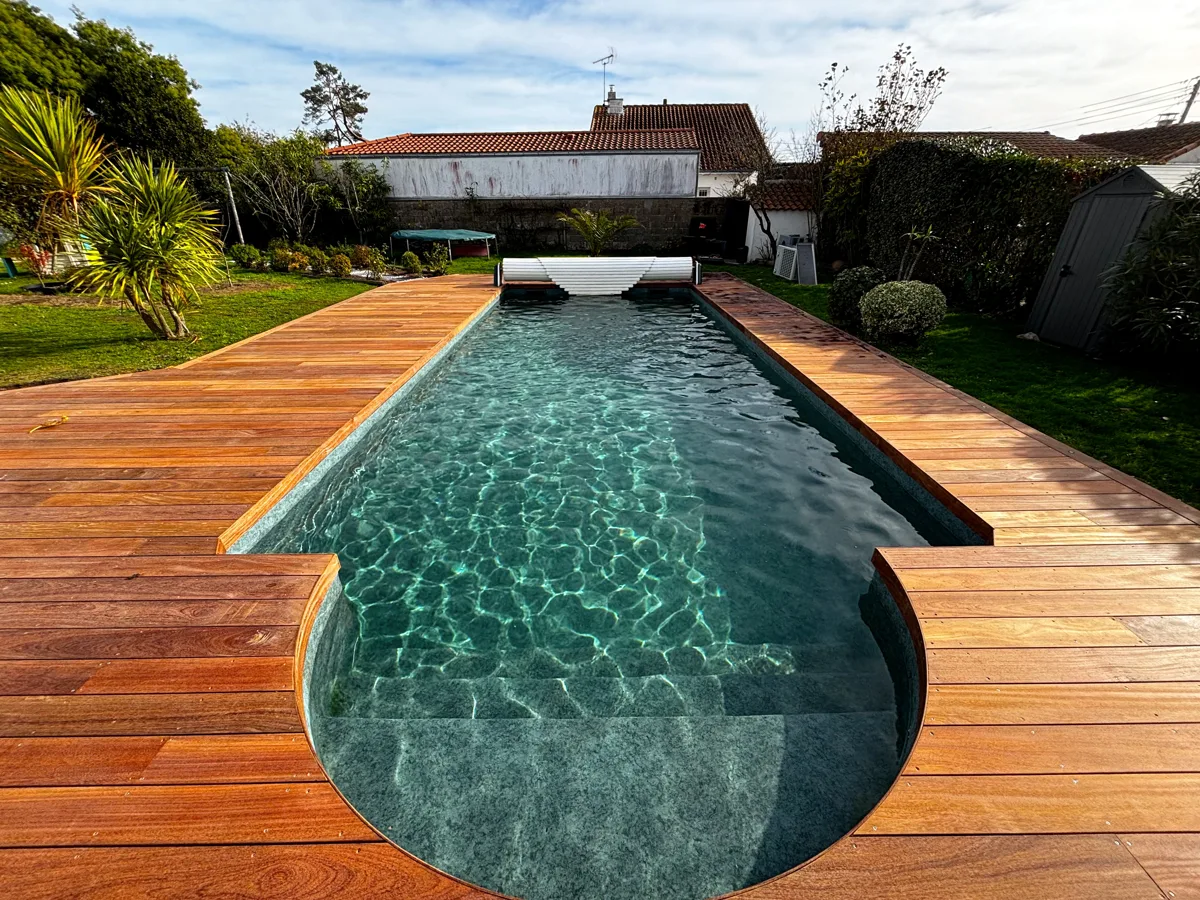 La même piscine après rénovation, avec sa terrasse en bois
