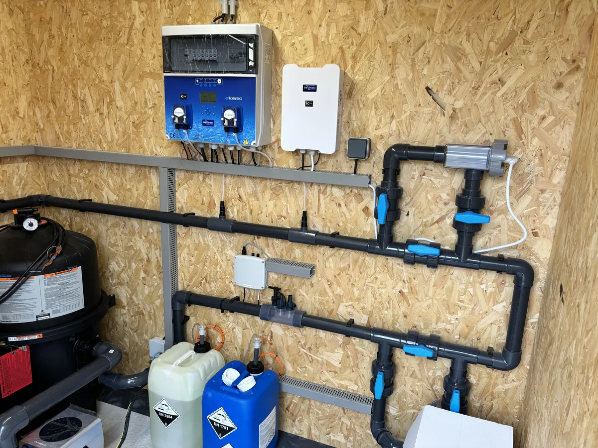 Installation des tuyaux et local technique pour piscine